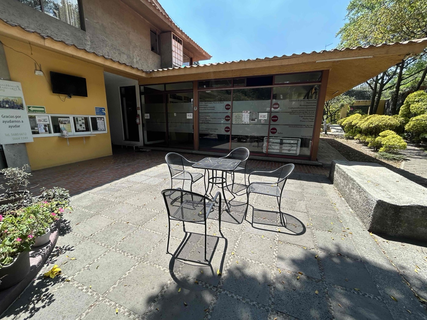 Patio de entrada a las instalaciones